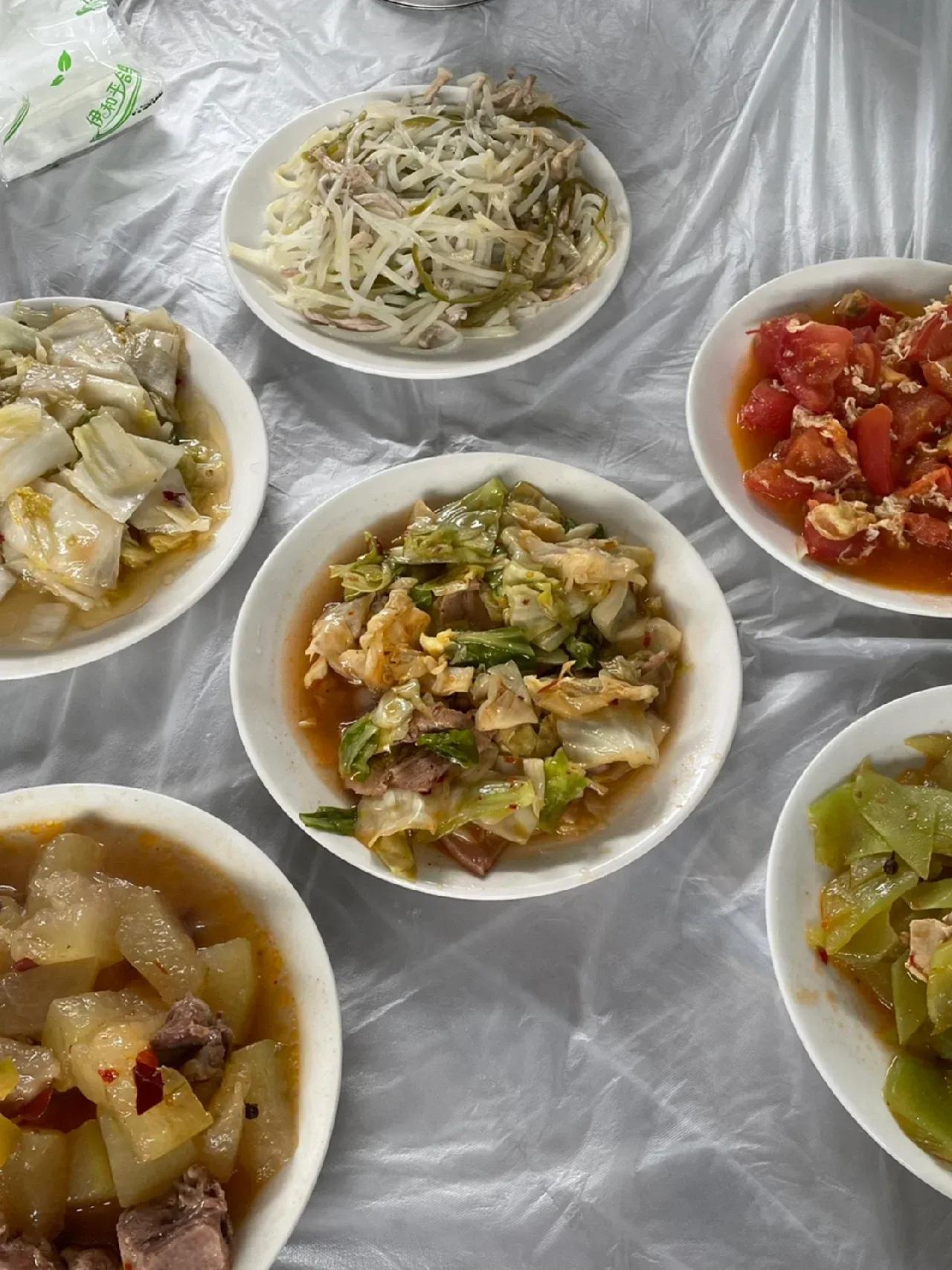 旅行团的餐点真是让人吐槽，菜量少得可怜，还要我们额外加钱。这些旅行团真是一个又一
