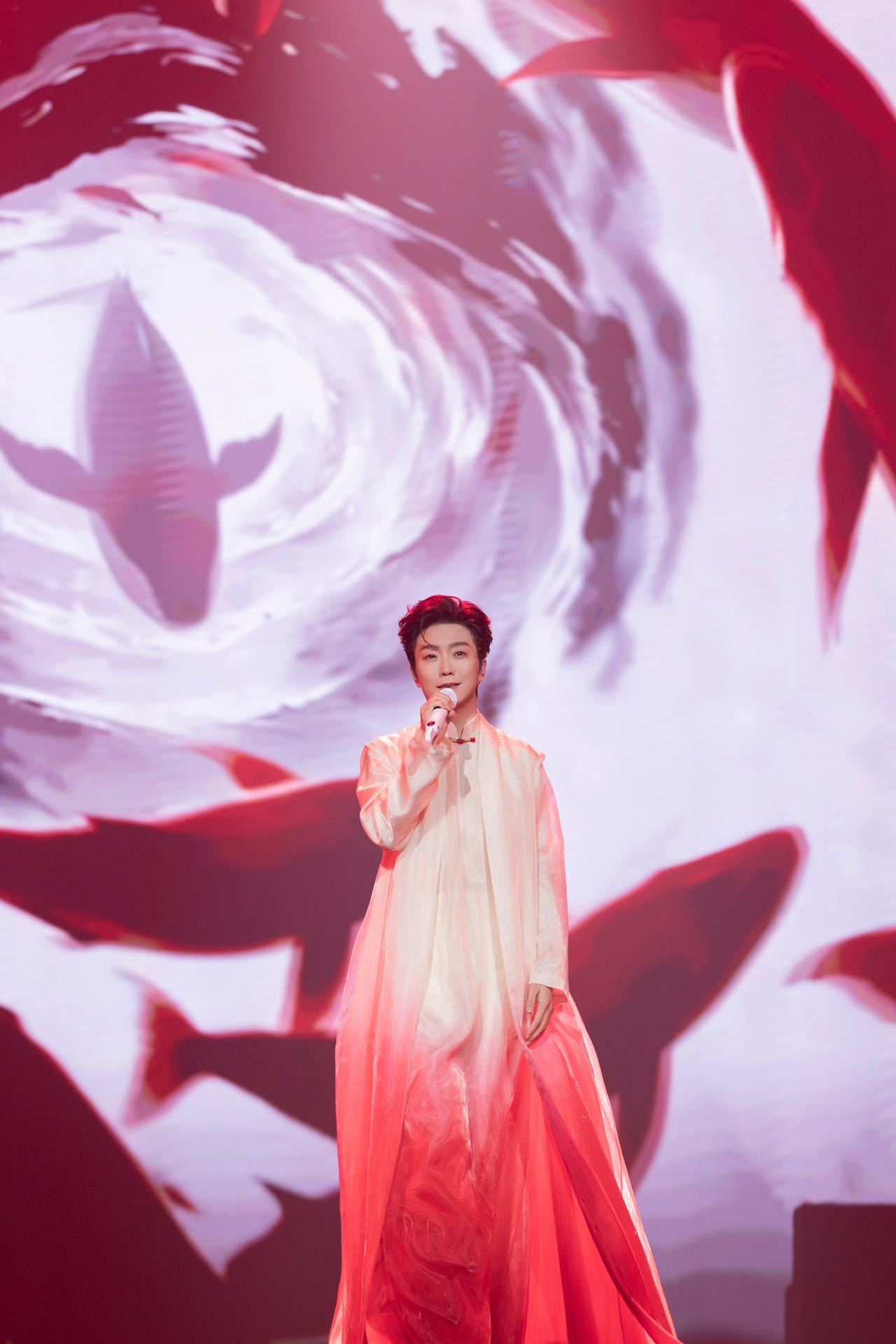 李玉刚抵达哈尔滨筹备巡演李玉刚落地哈尔滨，全身心打磨巡演舞台。把细腻的国风美学融