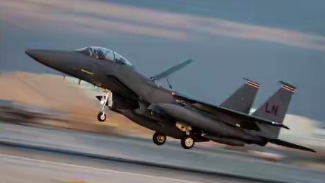 特朗普前往达沃斯之际，50架大运升空