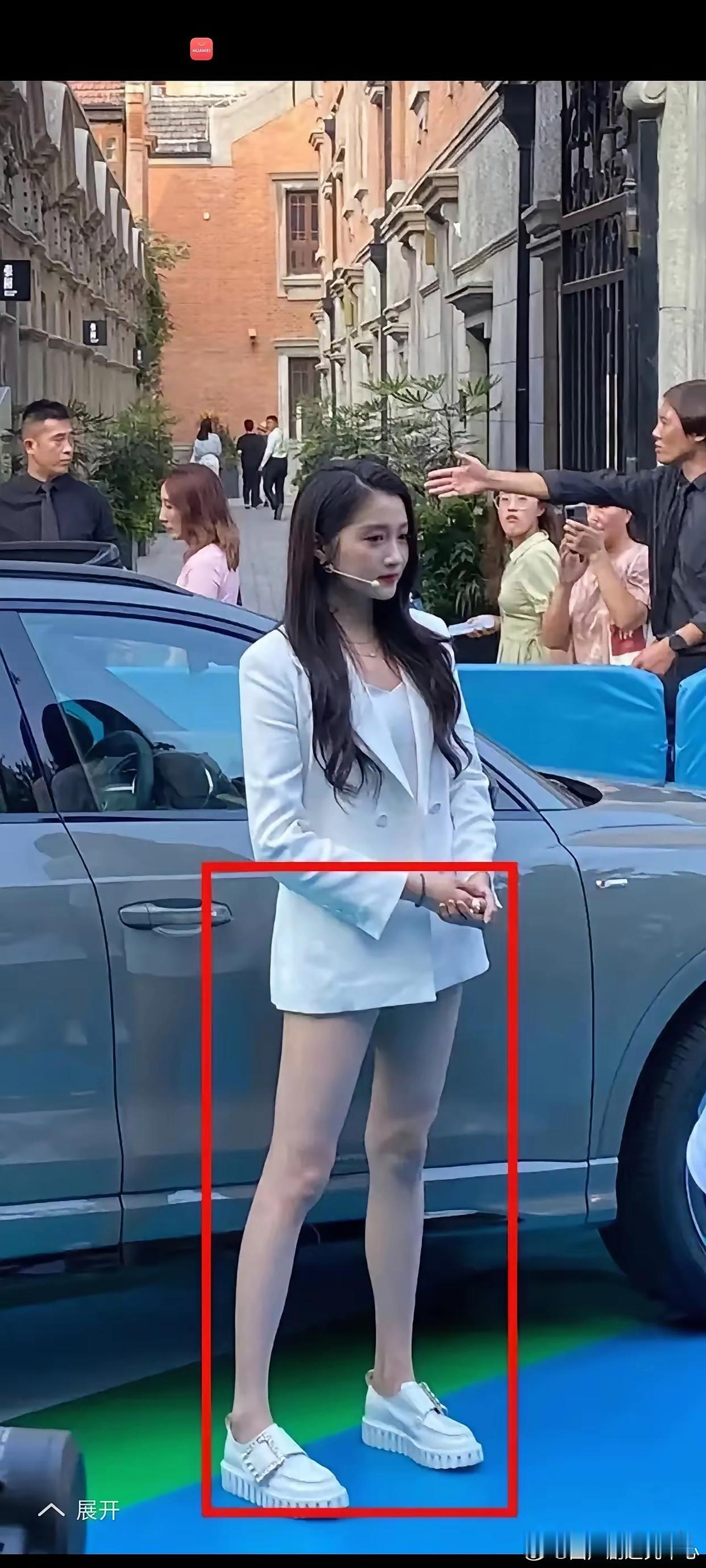 电视上看着一般般，真人巨漂亮。难怪鹿晗那么火，也对她情有独钟啊。 ​​​