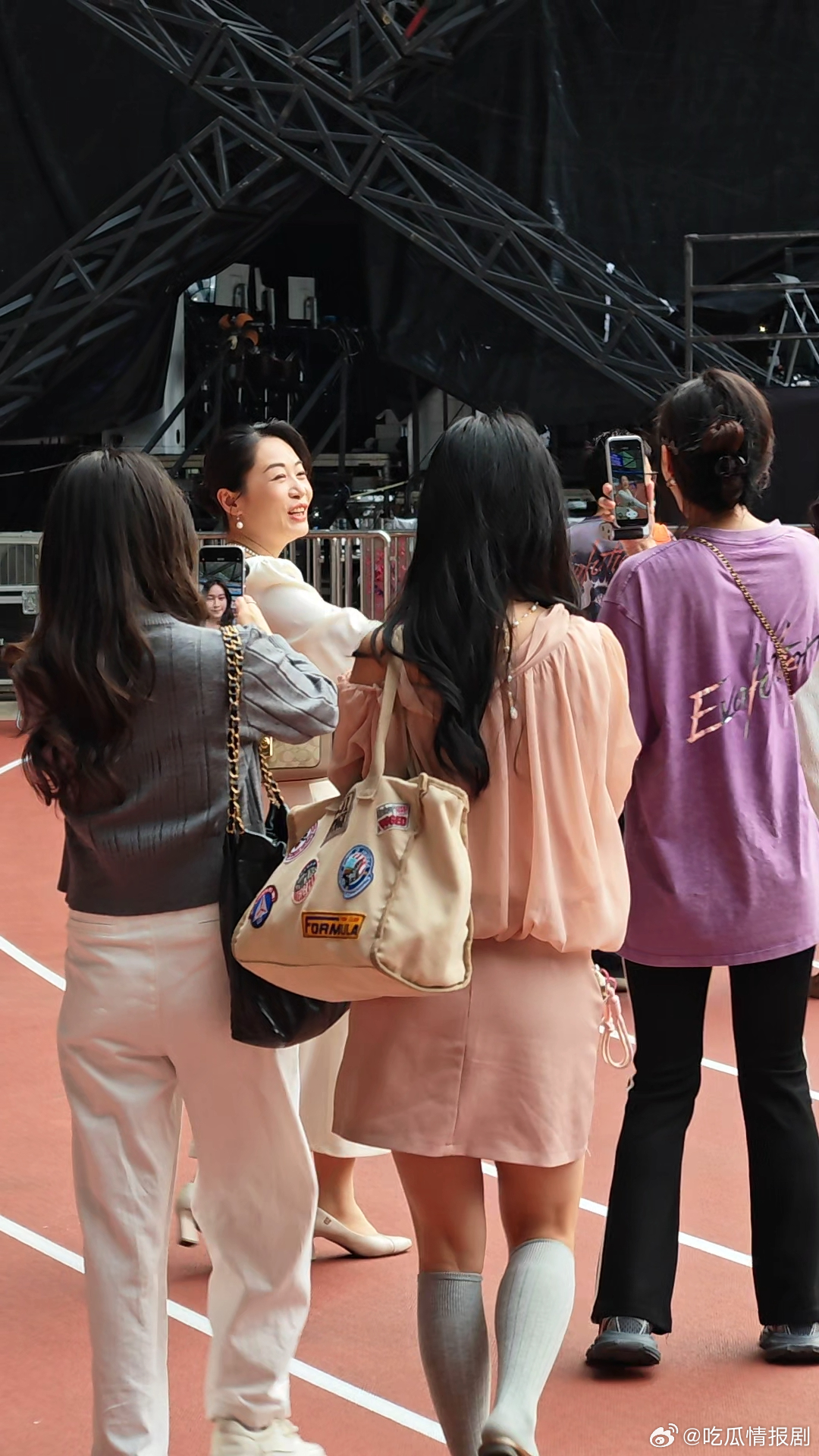 谢霆锋深圳演唱会排面 不愧是谢霆锋，开个演唱会让深圳全城联动，排面刻进DNA里 