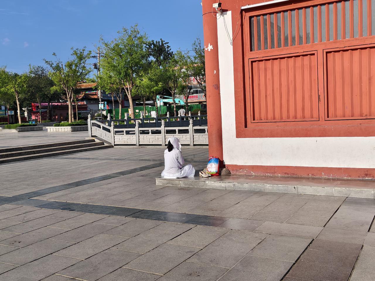 清晨，我在运城盐湖西花园里慢跑，看到一位女士，她盘腿坐在园内一个亭子旁边，双手合
