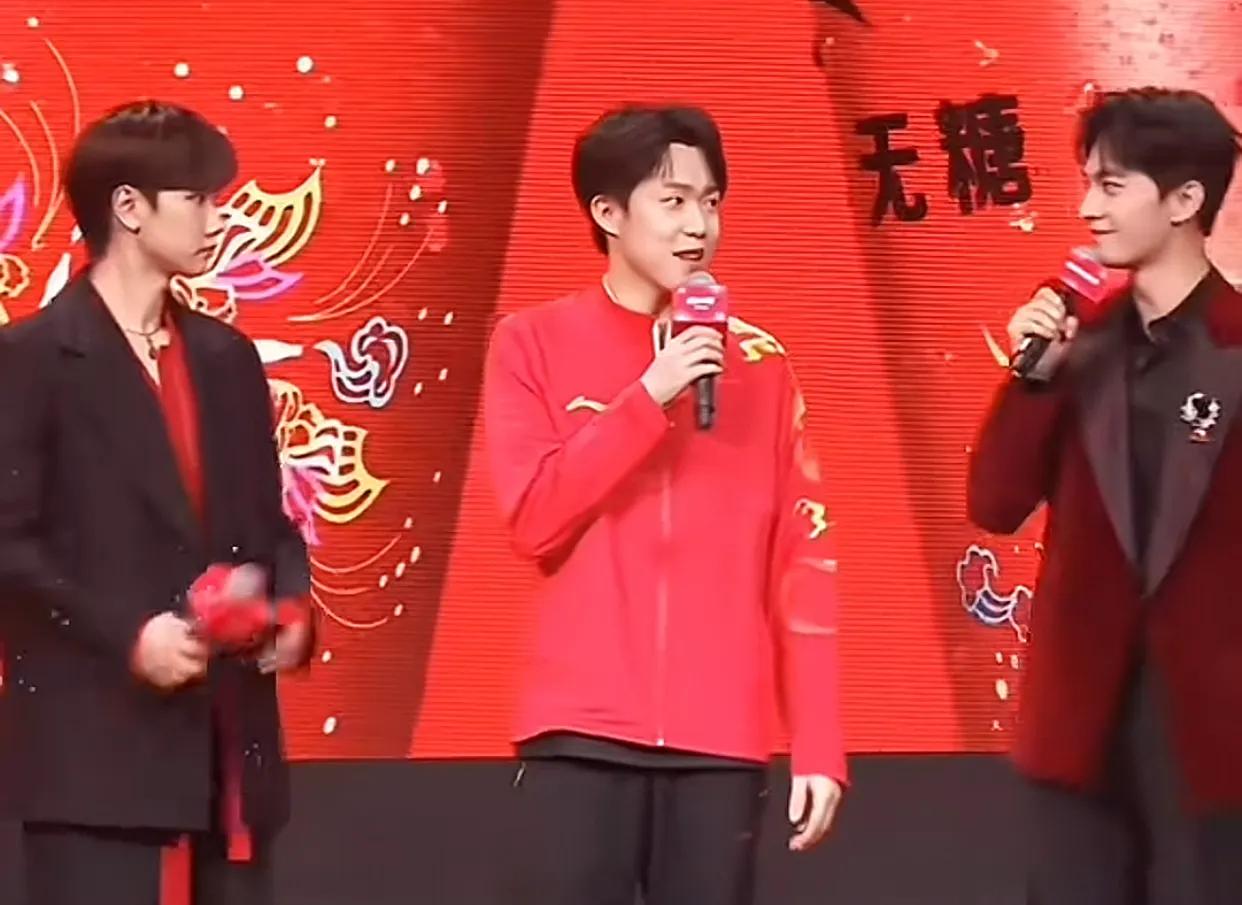 可口可乐这是要疯啊
竟然把王楚钦从C位拉开
本来王楚钦一开始也没站C位
是汪苏泷