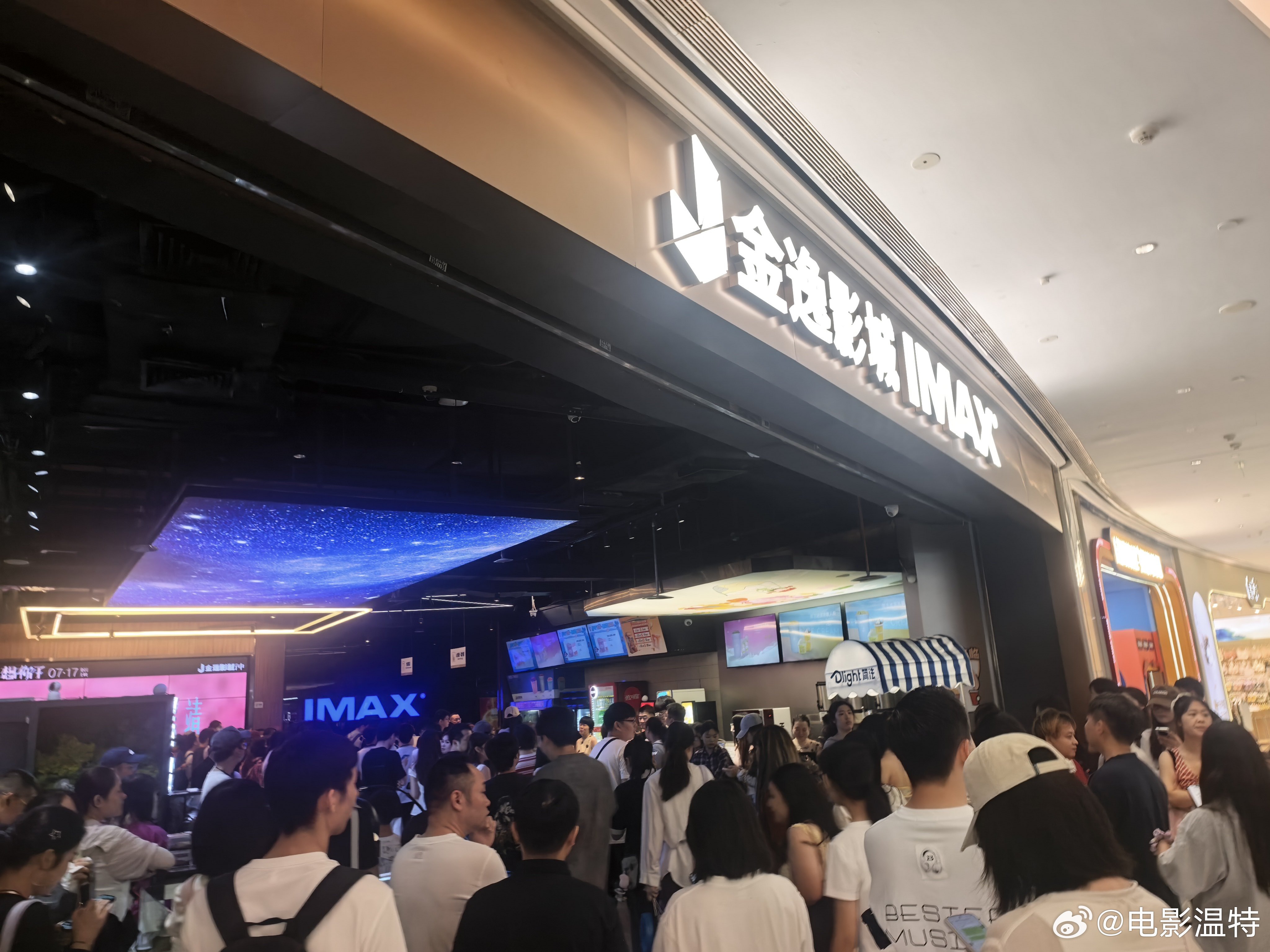 听听温特怎么说 来看《功夫女足》路演，现场人真多。 
