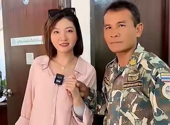 王暖暖时隔多年
又去泰国看望救命恩人
一见面她就给了恩人一个拥抱，可恩人有点
腼