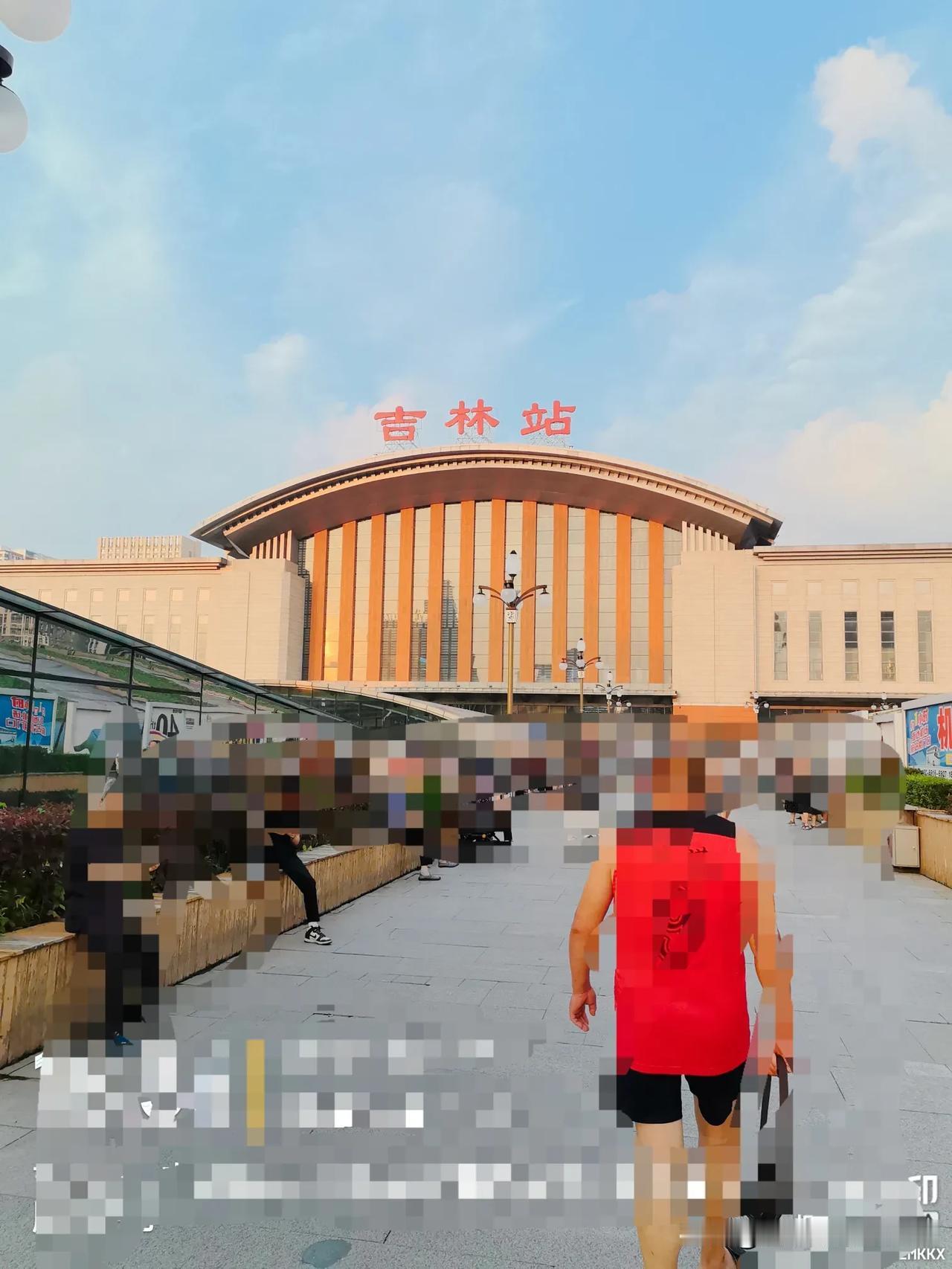 1981年我班有个中专同学被学校劝退，后来考上了医学院，退休后工资相差很大
  