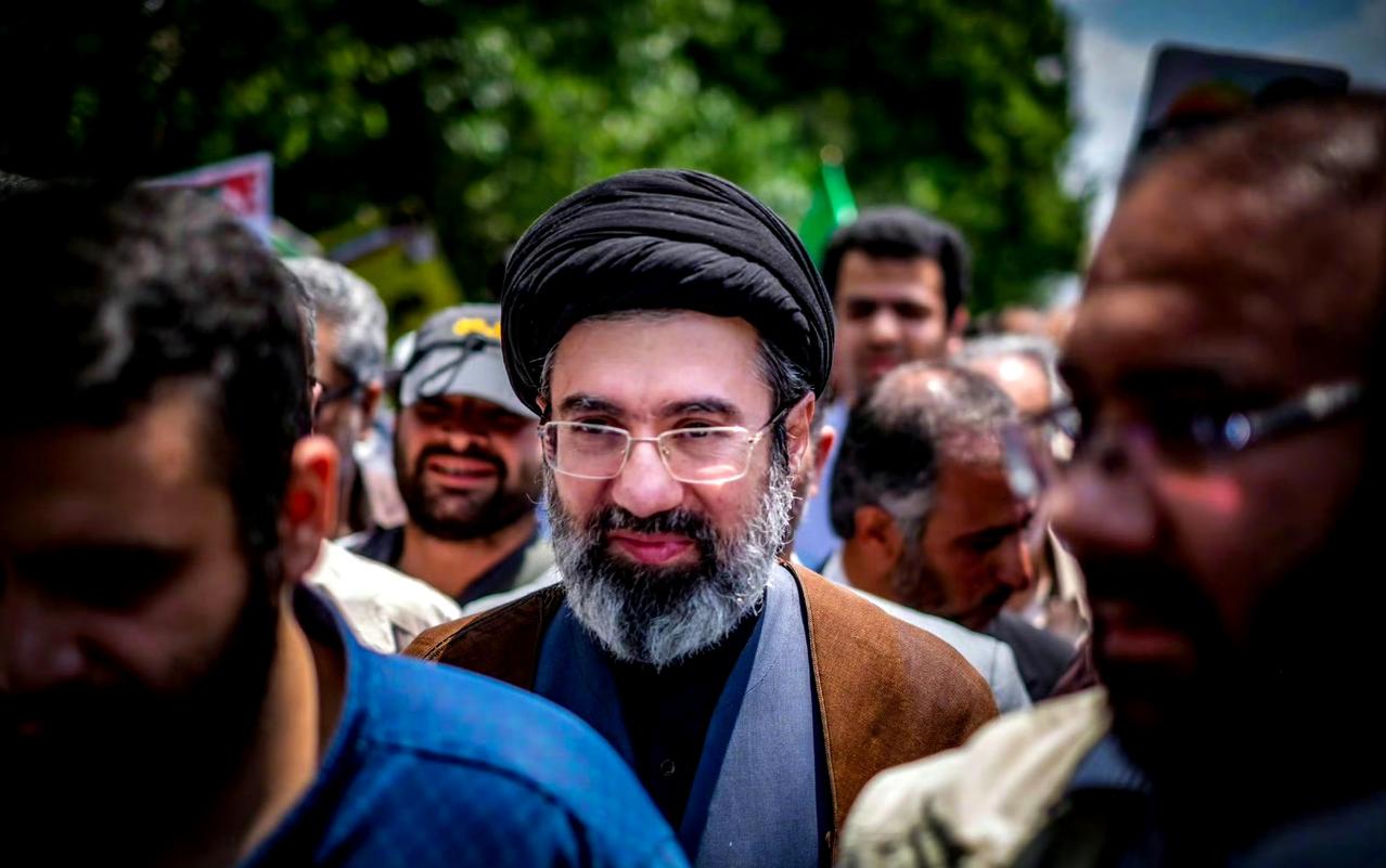 美媒称，穆杰塔巴受重伤正恢复中，目前他头脑灵敏，正有效处理政务。他将权力临时下放