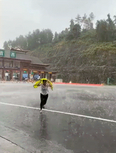 网友:东北姑娘就是好，下雨知道往家跑！