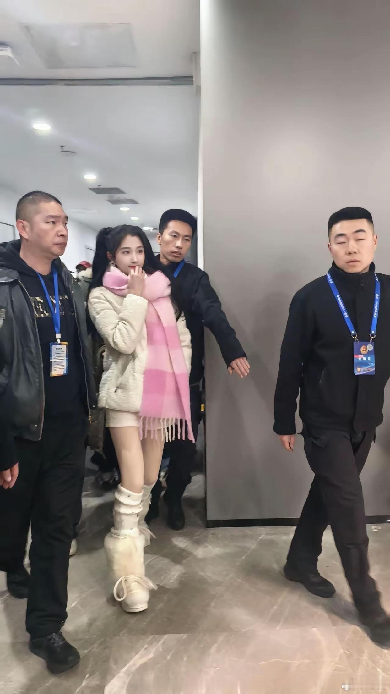 这是关晓彤什么时候的活动，也太萌了吧 
