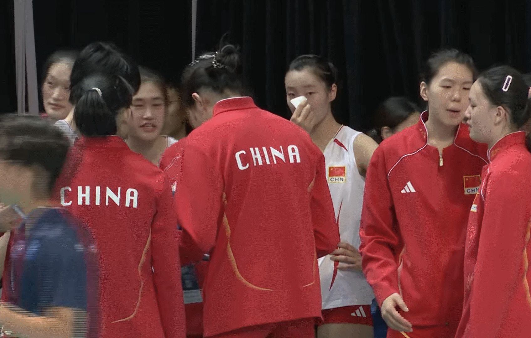 国际排坛动态中国女排 中国队无人得分上双，日本队五人得分上双，饭山艾美莉14分最
