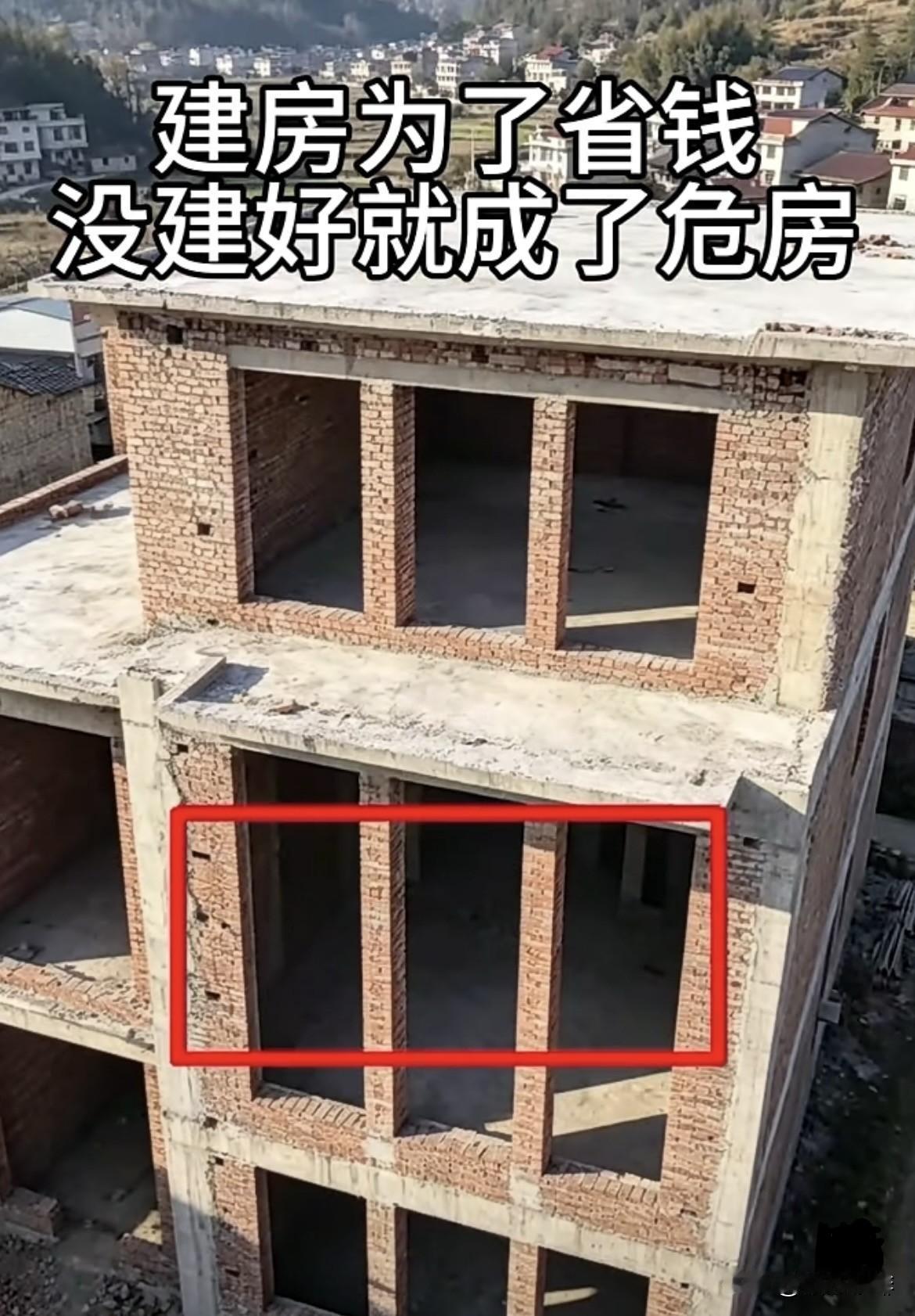 砖头当立柱都是为了省钱，
房子没建好就成危房了。