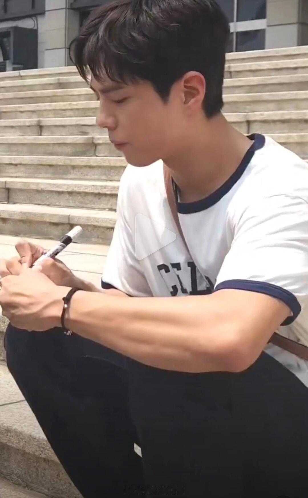 我爱上了 #朴宝剑高温下给粉丝签名##朴宝剑高温下坐台阶给粉丝签名# ​​​