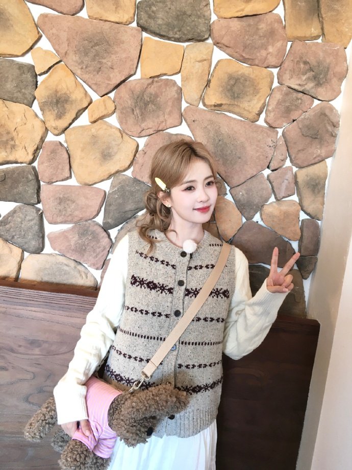 白鹿焦糖栗子小蛋糕look，今日份超萌鹿鹿花絮照送达，一个香甜可口的栗子小蛋糕啊