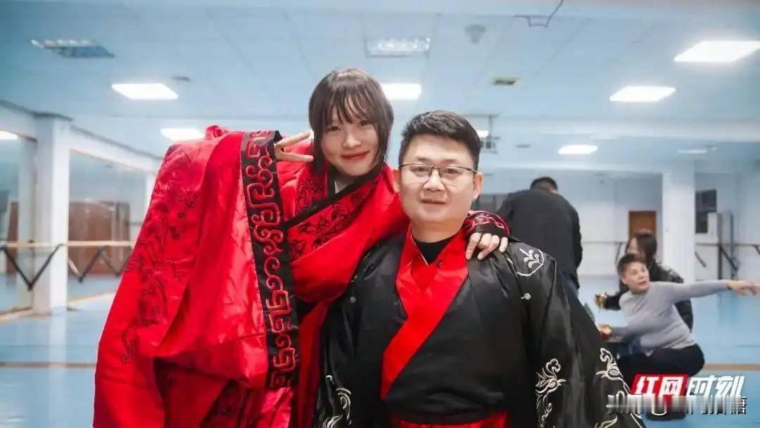 太浪漫了～
汶川地震被救女孩与救她的军人结婚了，月老还是女孩妈妈～这难道不是现代