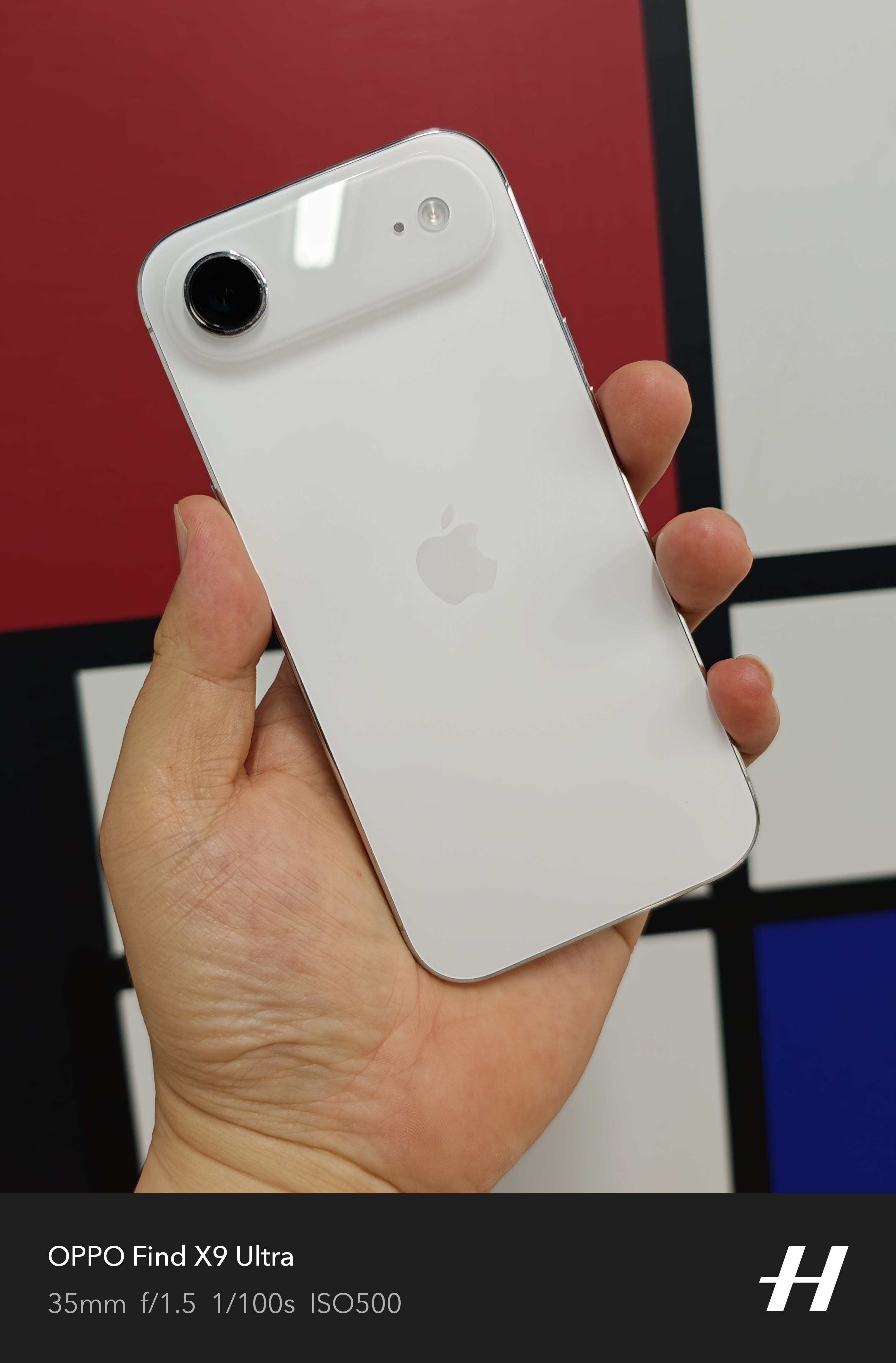 同事买了一台iPhone Air，我摸了一下的确挺轻薄的，就是中框是亮面的，有点