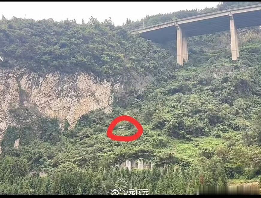 领克10翻下百米悬崖车主仅轻伤A柱依旧坚挺，车门正常打开，车主车内点赞👍还在讨