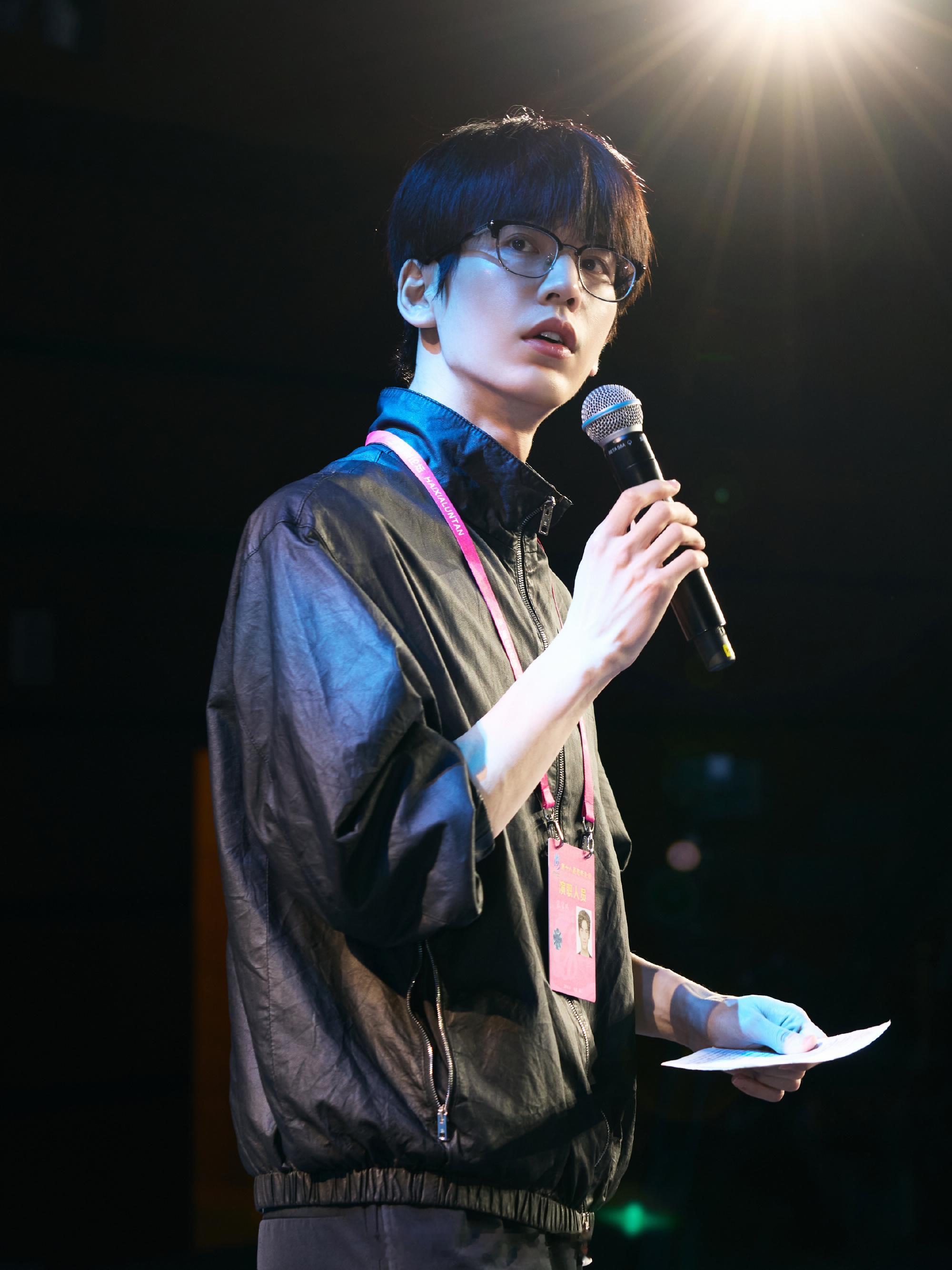 张凌赫参加第十八届海峡论坛大会彩排照🈶顺毛帅哥好乖啊