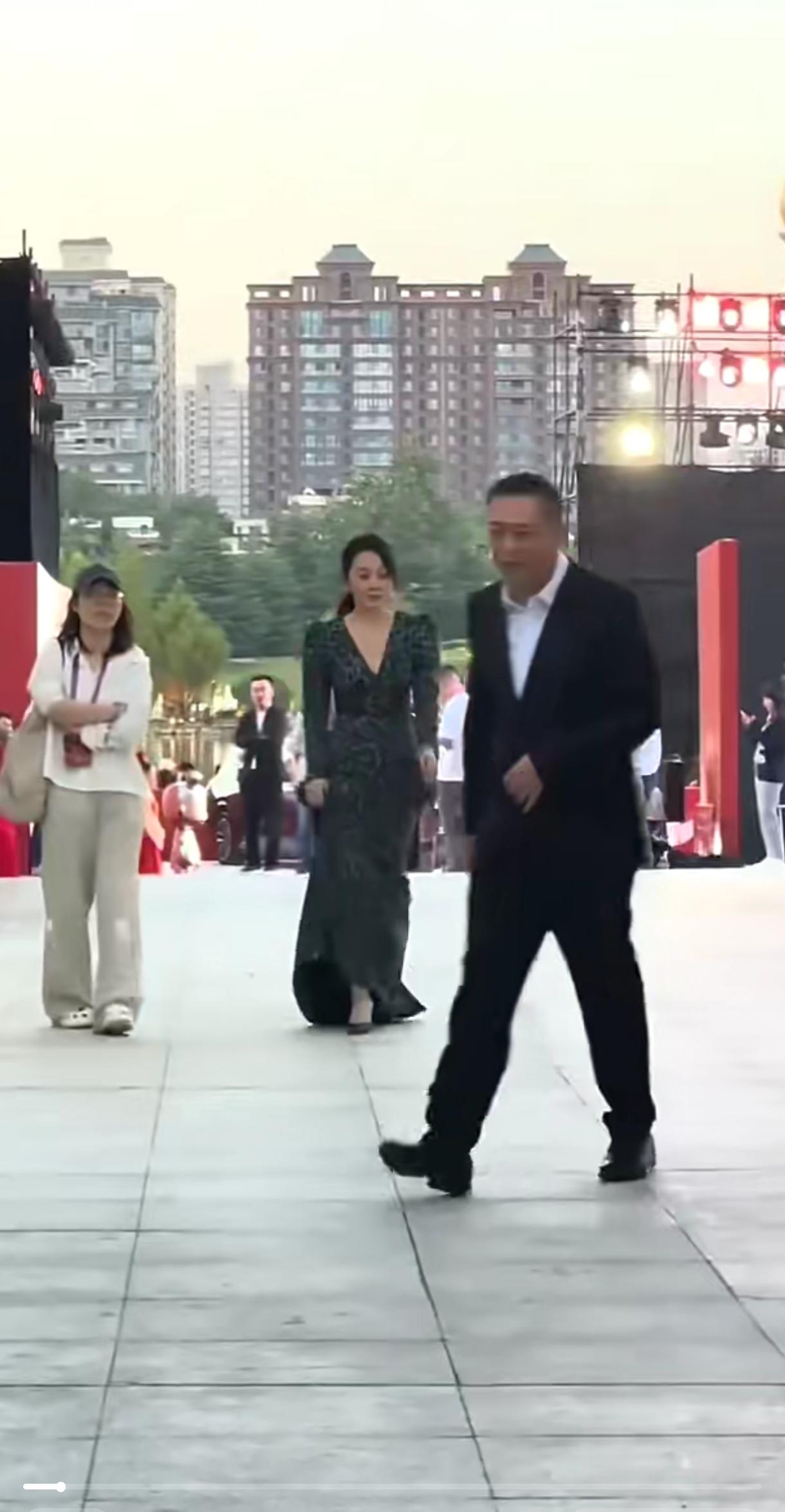 张嘉译驼背挺严重的， 他和闫妮是老乡，西安人。是合作多年的老搭档、好朋友，两人已