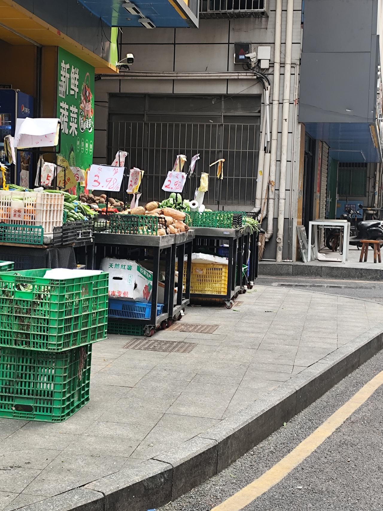 有个问题想请教一下大家:
我在小区来的果蔬店，准备开业，应该怎么布置呢？是不是弄