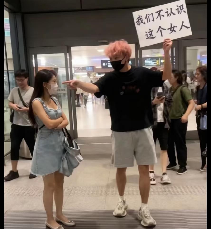 昨晚王楚钦、孙颖莎澳门冠军赛归来，
本应该是庆祝他俩拿了冠军，
而全网被蓝色裙子