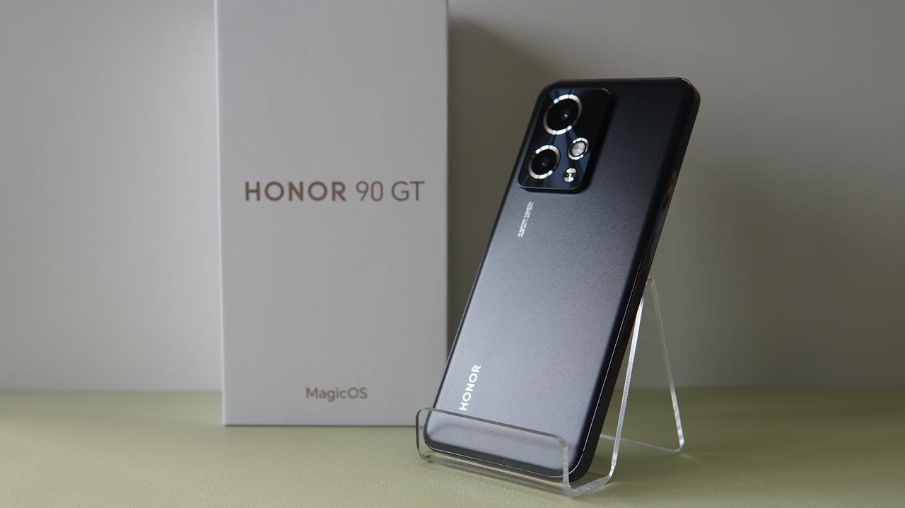 开箱了一款性价比神机——荣耀90 GT

手机自带配件有卡针、清水壳、100瓦超