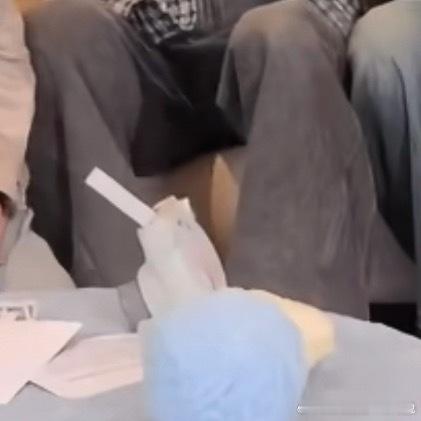 好可爱啊无人在意的角落轩轩给自己的腿拍了一张拍立得。 ​​​