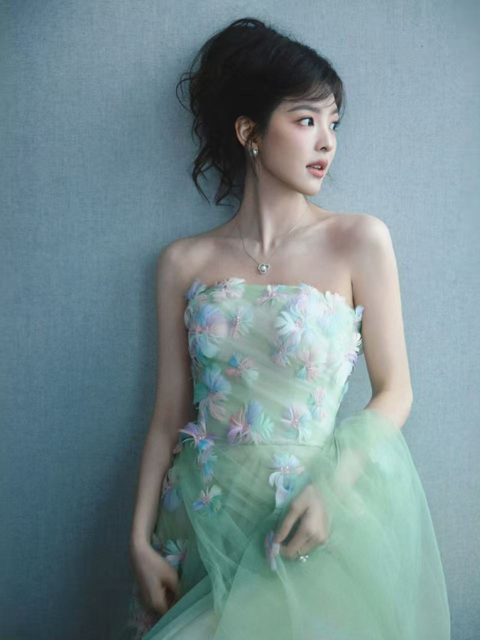 章若楠绿色纱裙章若楠绿色花朵纱裙绿意盎然的花仙子