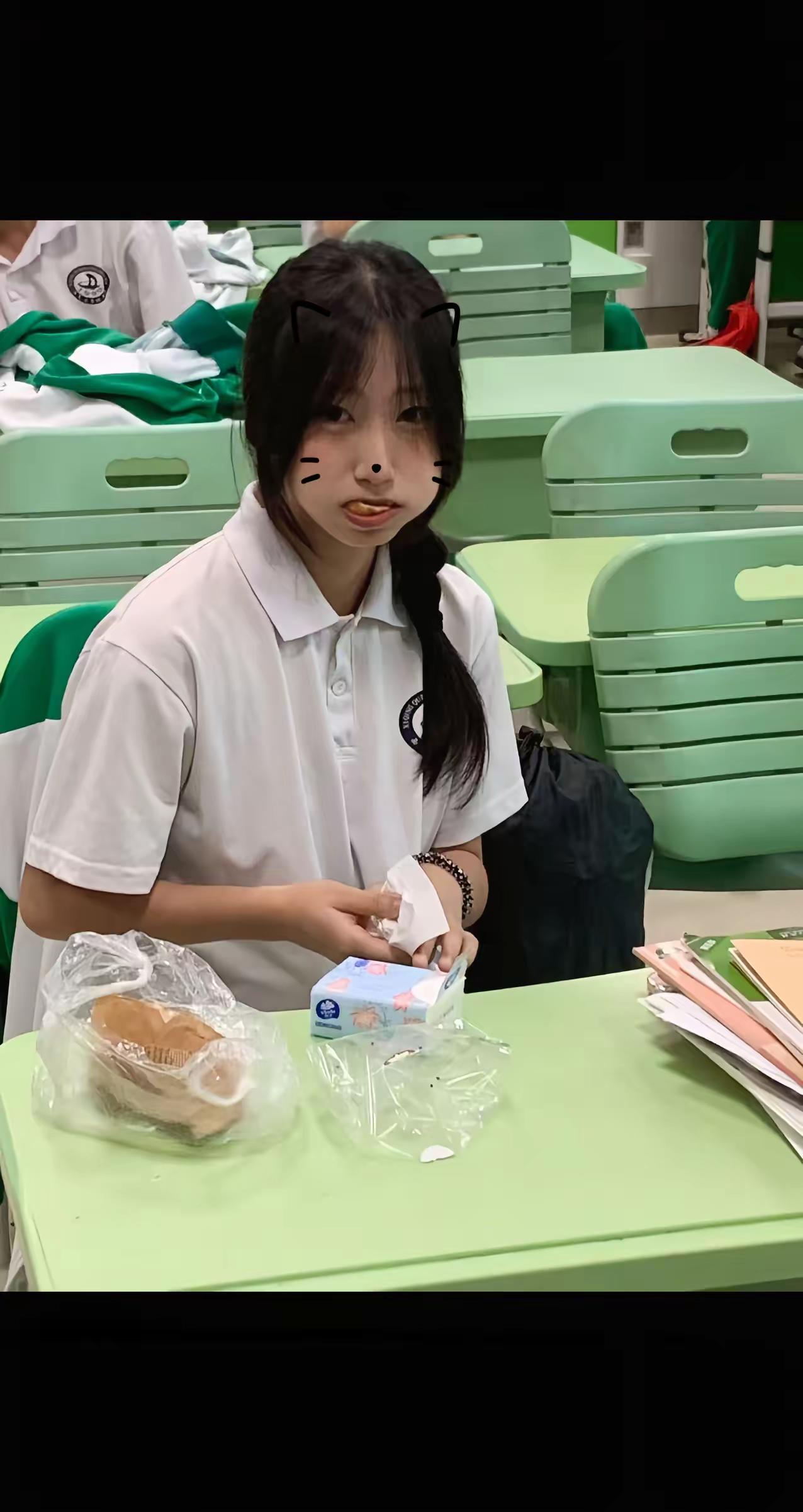 偷拍我吃早点的班主任。校园生活碎片 校园里的宝藏学生 教室吃早饭 高中少女时代