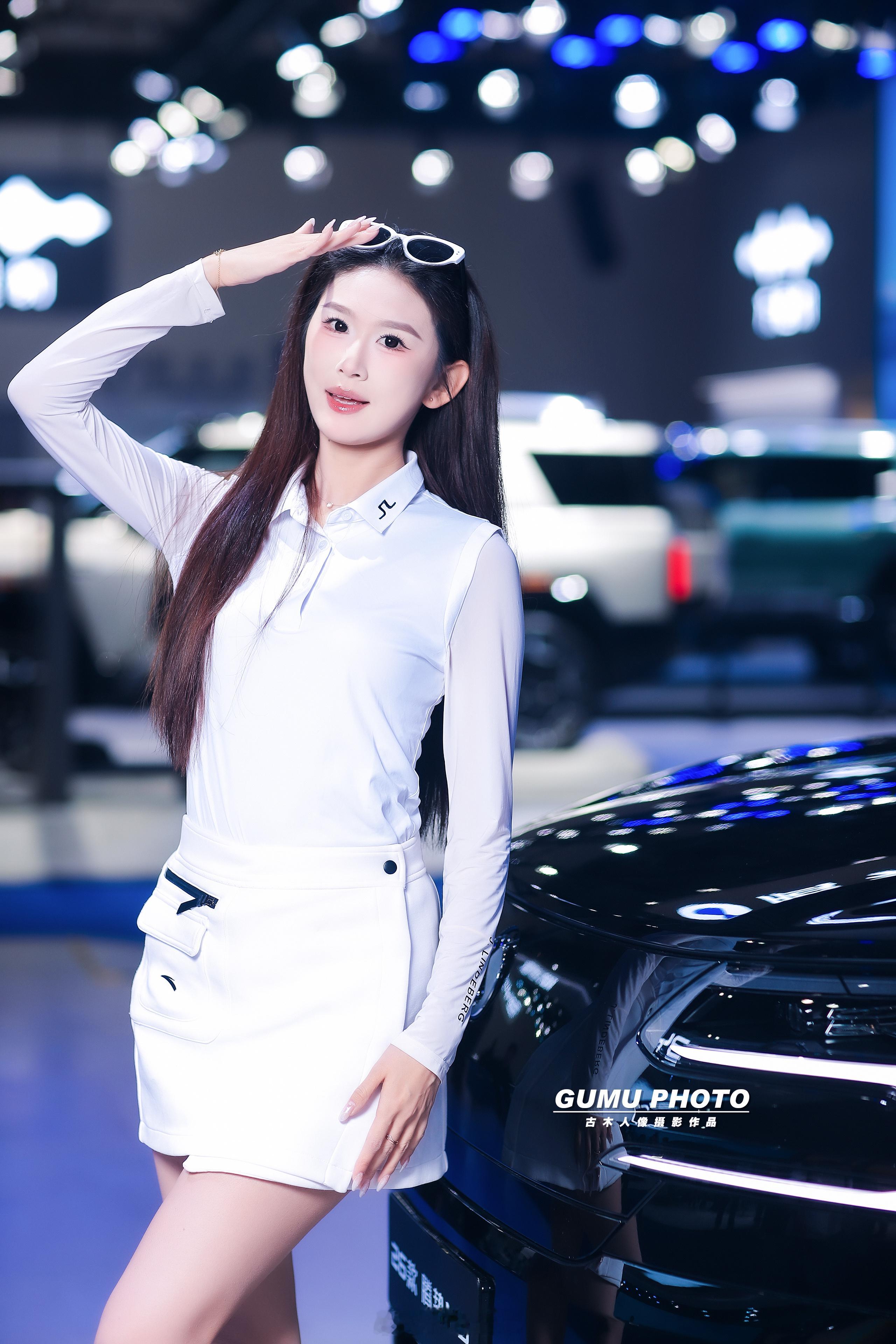2025重庆汽车消费节腾势展台模特小姐姐2025重庆汽车消费节 