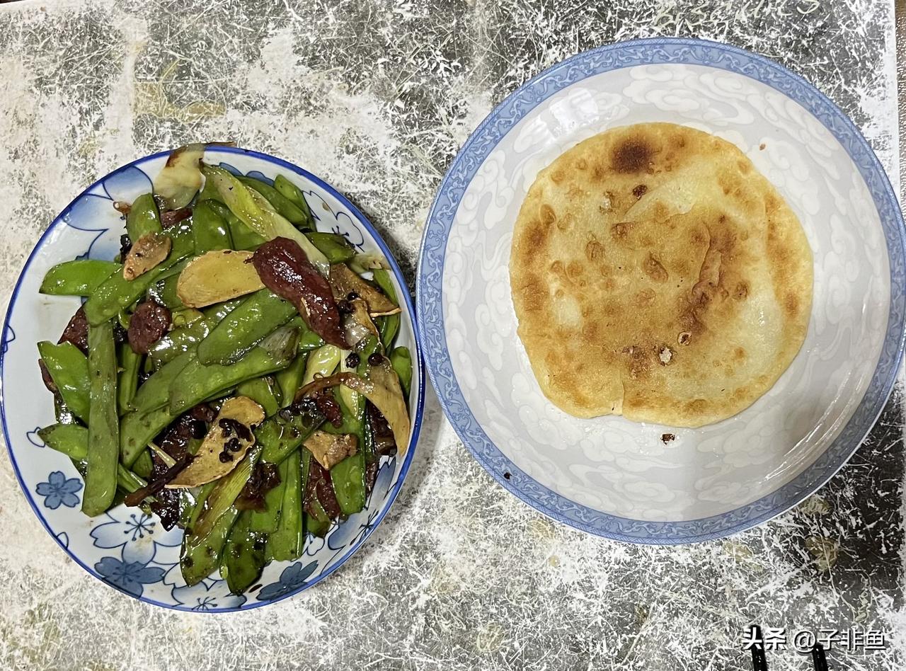 老公说今天晚餐他实在想不出做啥了，也不知道吃什么了，我说今晚不吃饭了，老公还说不