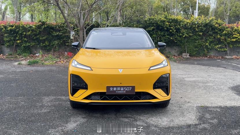 深蓝S07华为乾崑激光版价格出来了，定价15.99万起，这个价格还是很给力的。毕