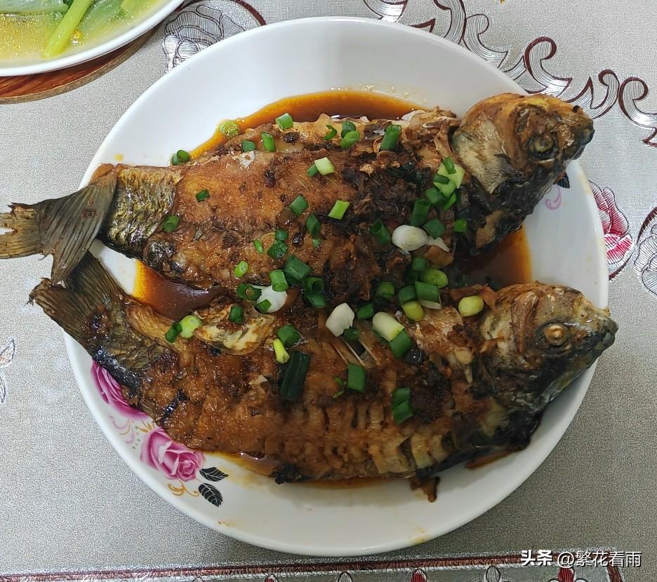 今天中午吃的干烧鲫鱼，每次做干烧鲫鱼我都要先把鲫鱼去鳞扣腮去肚腹，刮掉黑膜，再剁