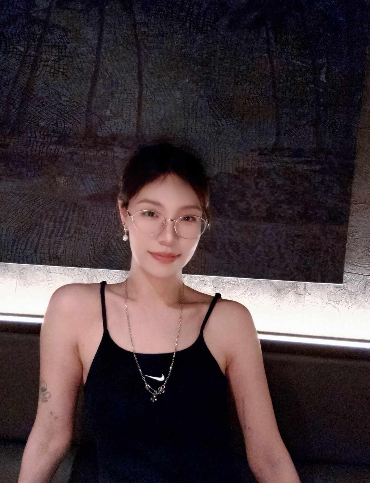 好好睡觉💤好好吃饭🍽️
小黑裙