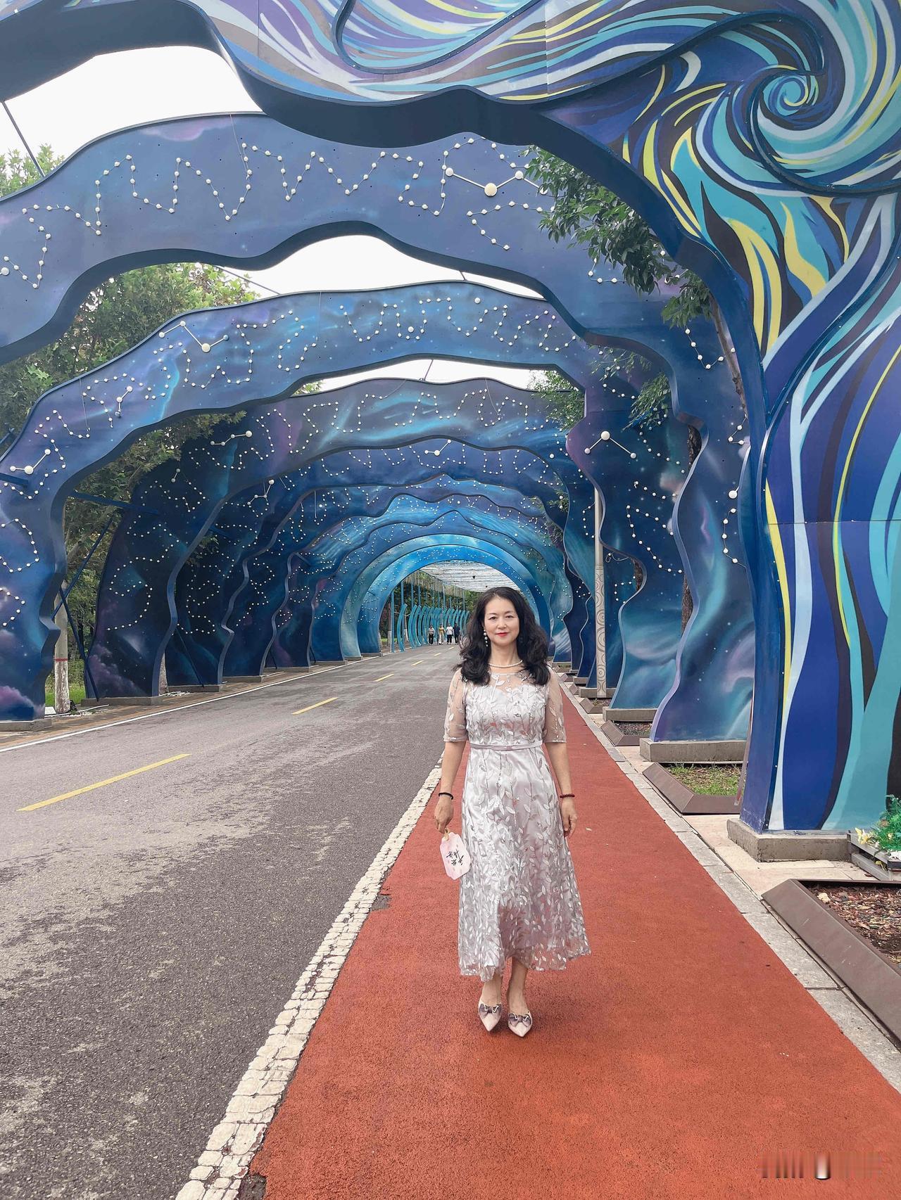 发现没有女人一旦50多岁以后，
能做到：“眉眼如初……”的女人，大概率住的房、坐