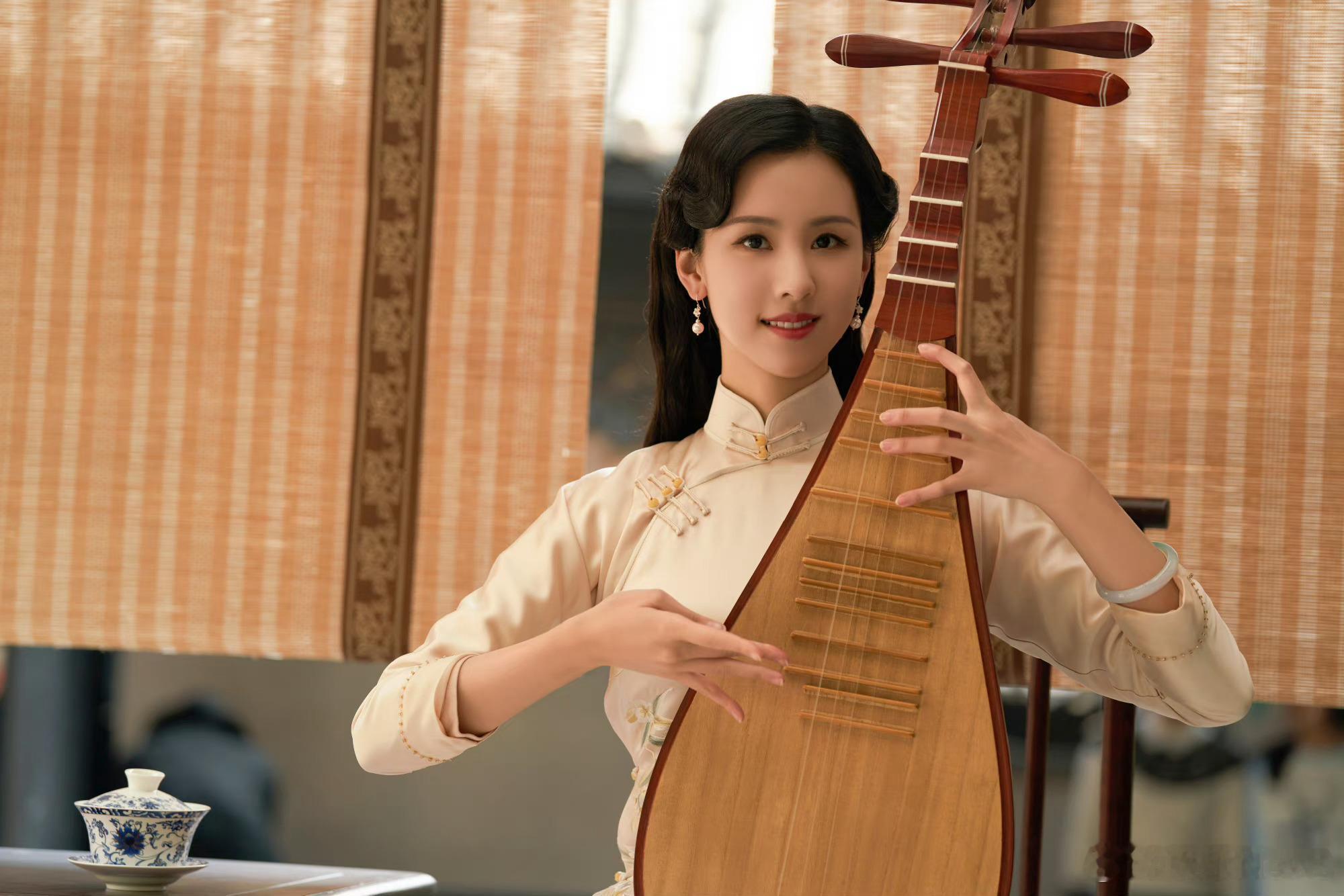 陈都灵和旗袍适配度好高，气质太舒服了，想去风苑书场听一曲琵琶语~ ​​​