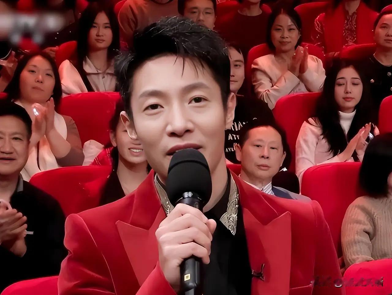 完整榜单
媒体人：看不看春晚从来不是选择题

每到除夕夜，电视屏幕前总会出现这样