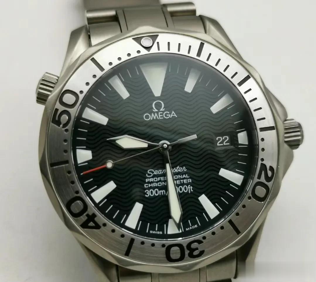  欧米茄海马300m一直出现在詹姆斯邦德多部007续集的电影中，直至最新的“00
