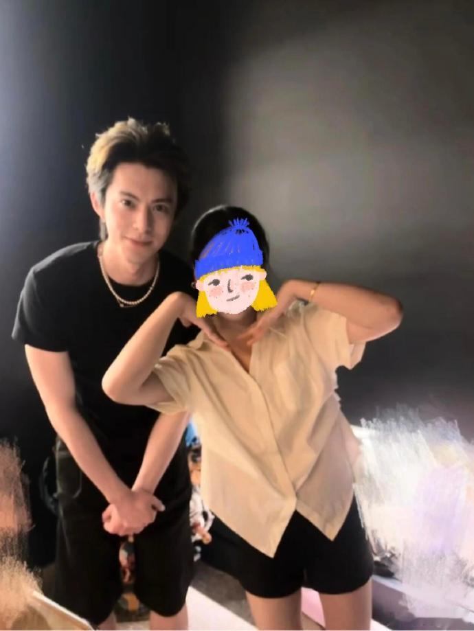 王鹤棣陪发小过生日  王鹤棣和发小过生日合照 羡慕这种从年少延续至今的友情！王鹤