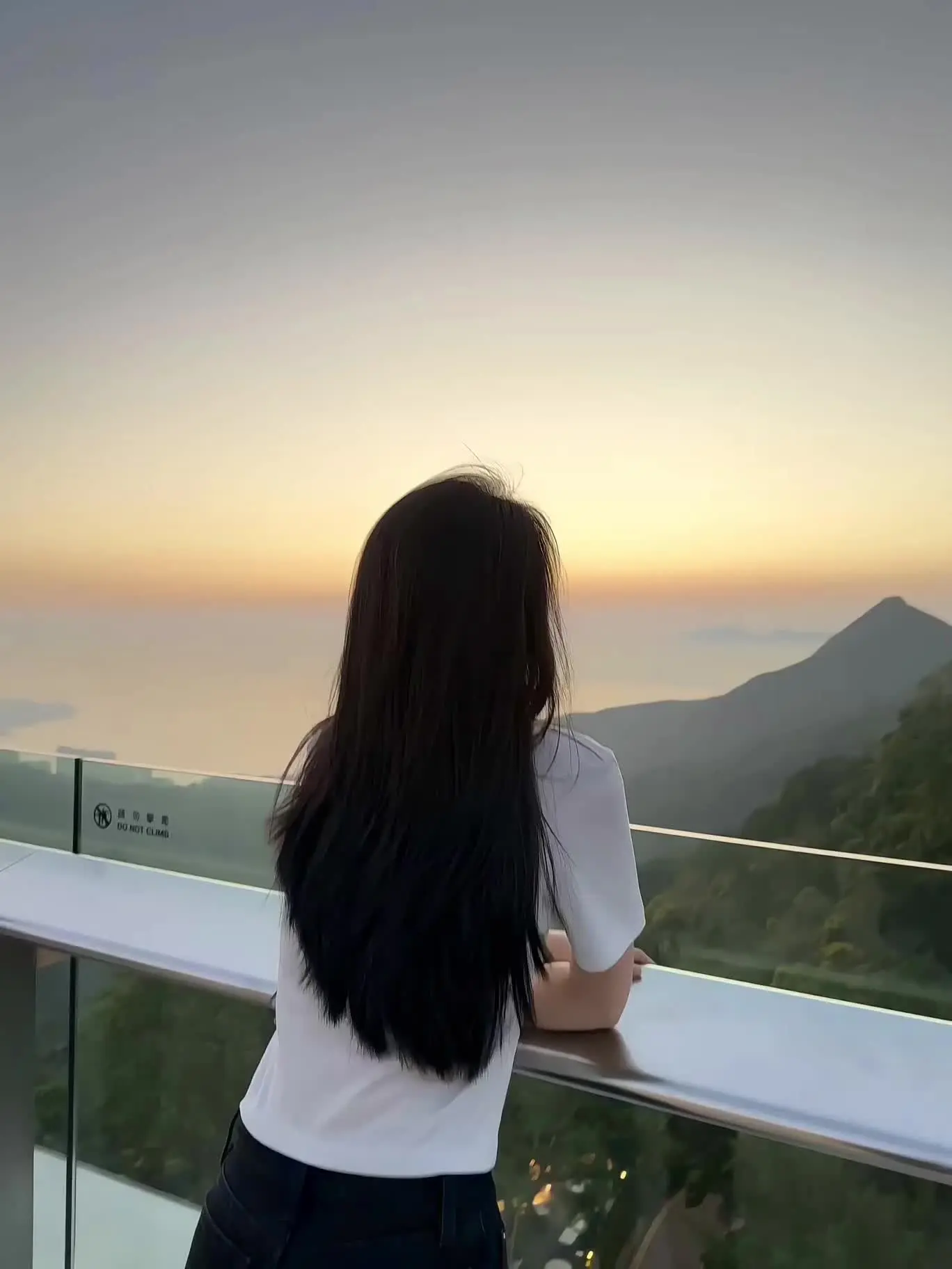 我们穷极一生所追求的挚爱 有时想想 人生海海 于人于物 何必执着.