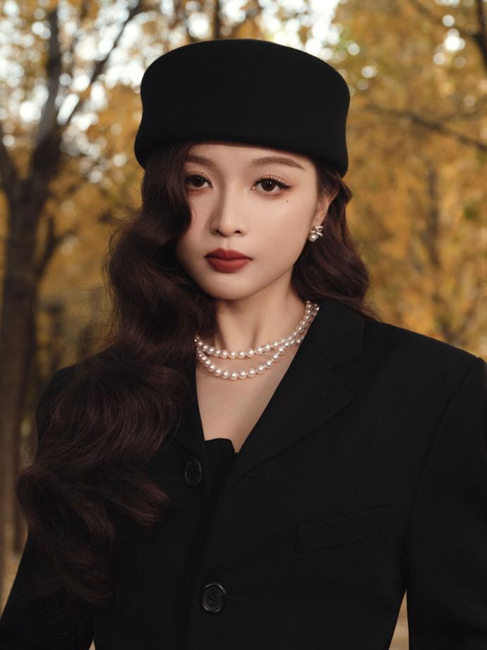 吴宣仪和落叶合影 吴宣仪法式浪漫入秋一整个让人心动到了呀，和落叶的合影也是打开了