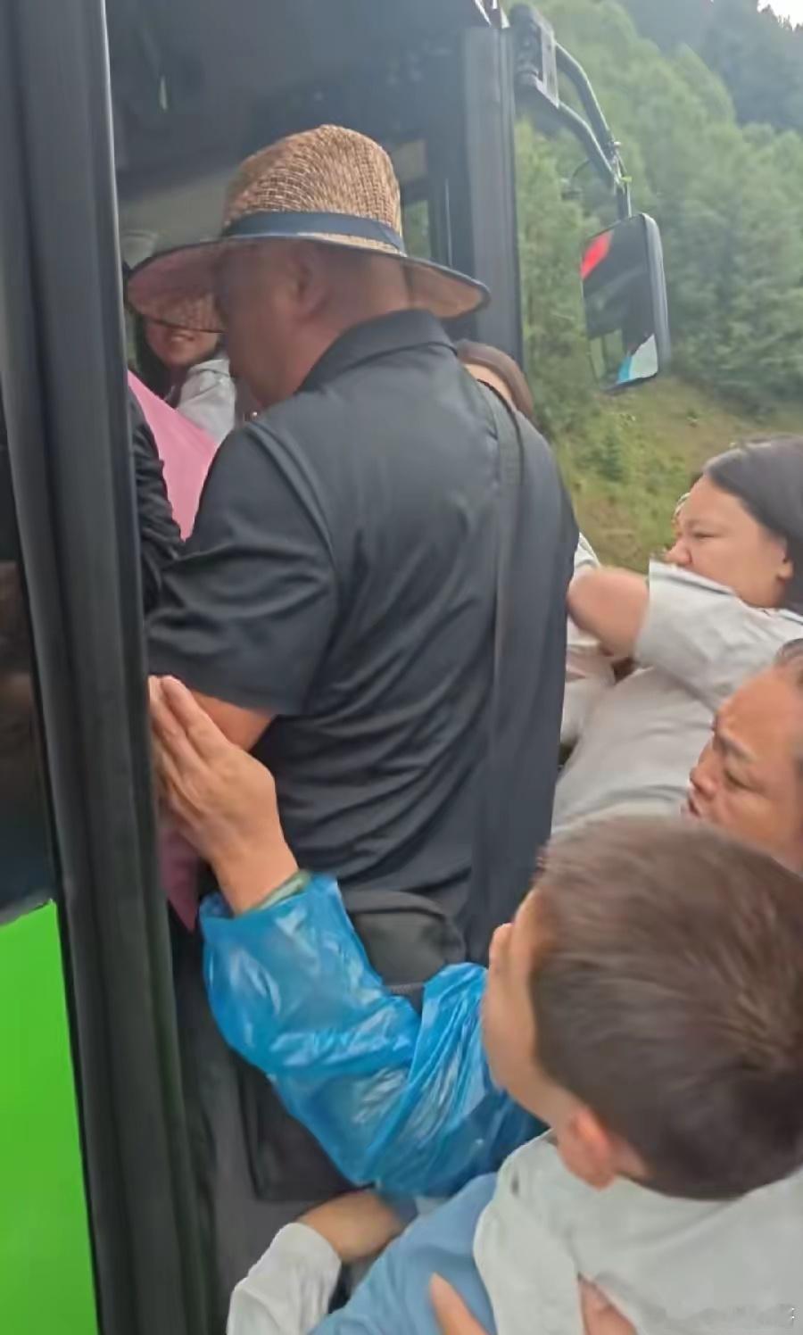 九寨沟人挤人挤公交，也不怕热了，一个小朋友女生挤不上去，在人堆里龇牙咧嘴，还是干