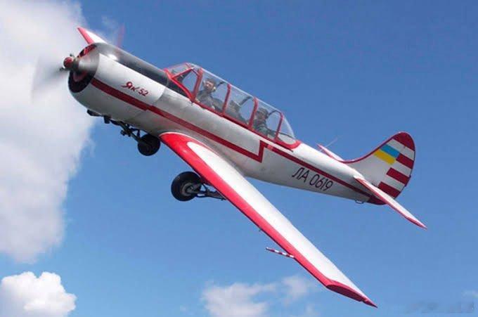 荷兰志愿组织“保护乌克兰”于2025年10月在英国购买了一架雅克-52教练机，价