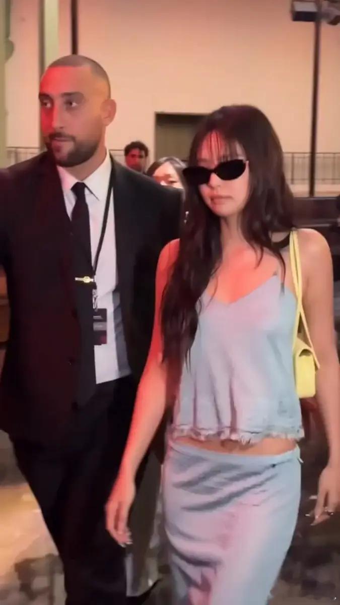 JENNIE水蓝色吊带套装松弛感拉满 湿发造型达到美貌新高度 ​​​