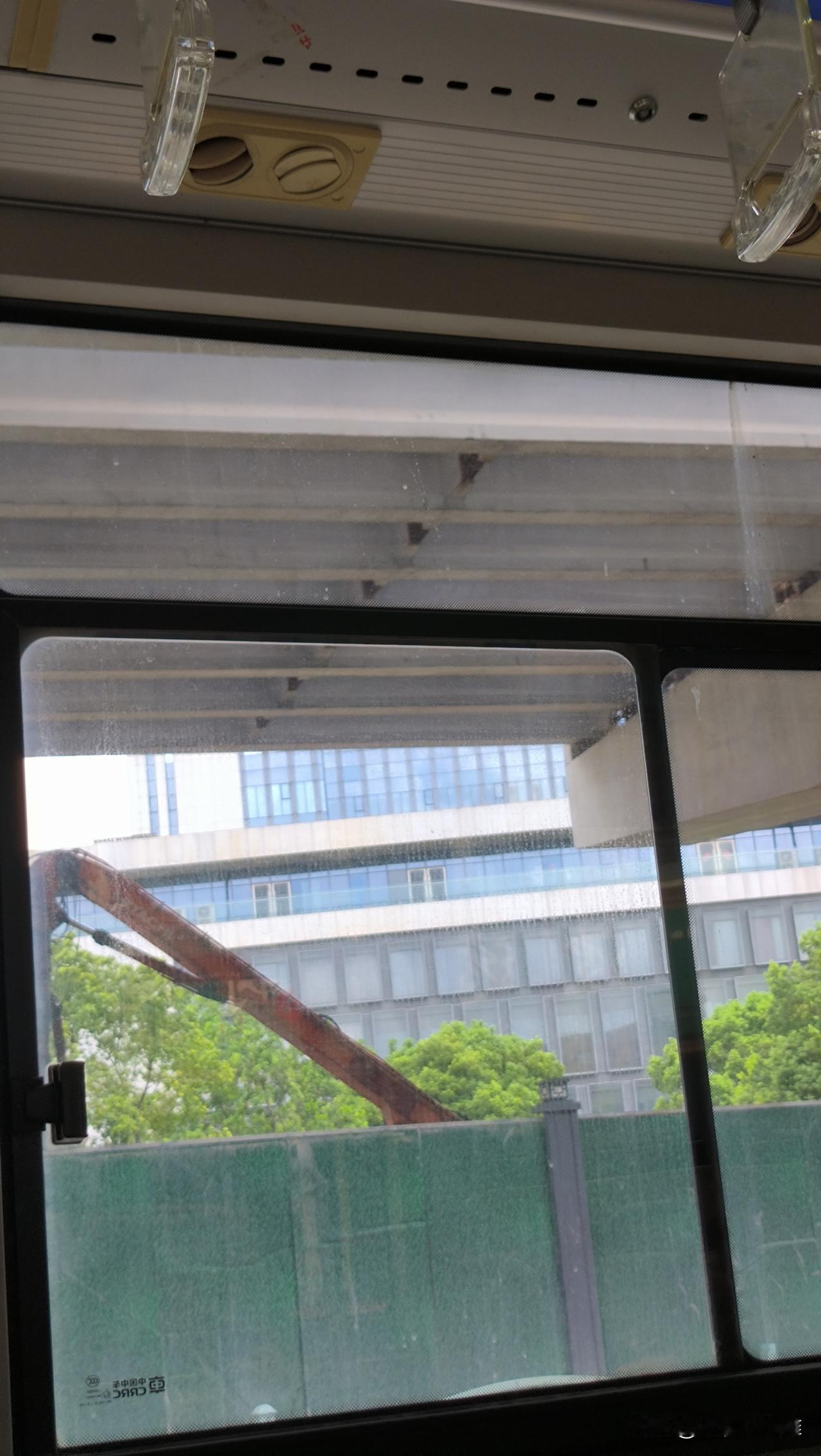 不懂就问，为什么高架桥修建时候中间有断裂处，但是钢筋是连接的。
要是后面再倒灌水