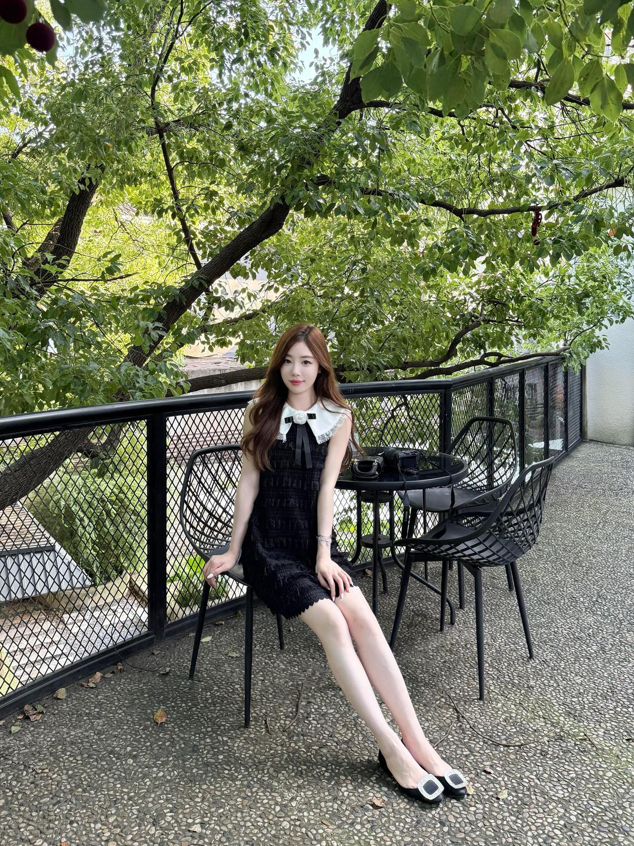 乖乖的小黑裙🖤