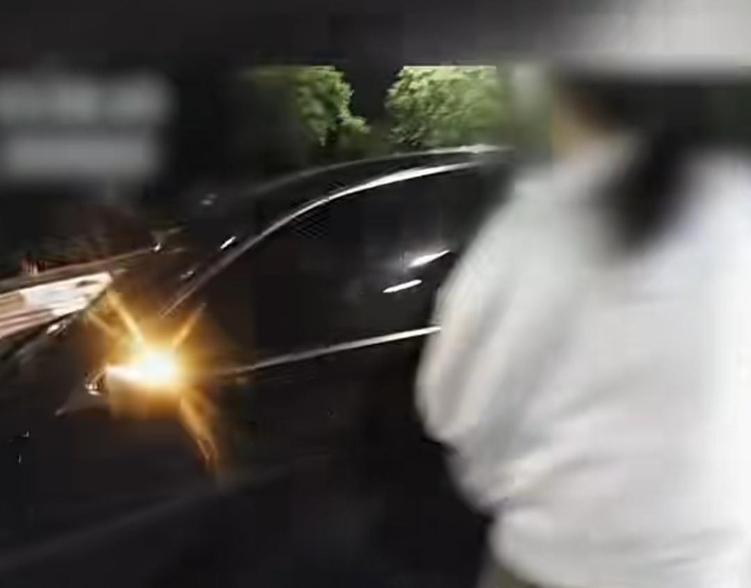 凌晨的杭州街头，警灯红蓝交替闪烁，像一道刺破黑暗的希望之光。当女儿带着哭腔喊出“