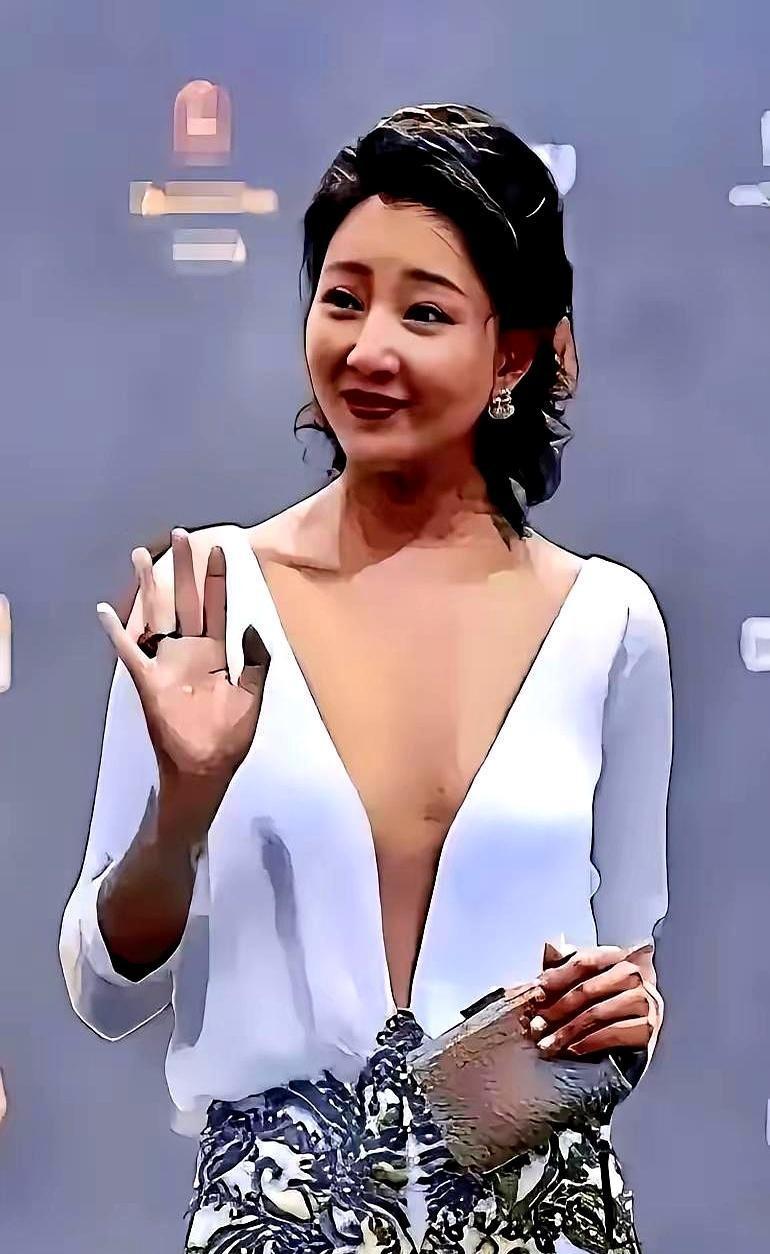 44岁的殷桃在米兰时装周杀疯了，一身透视蕾丝装直接冲上热搜，外媒狂夸这是“东方自