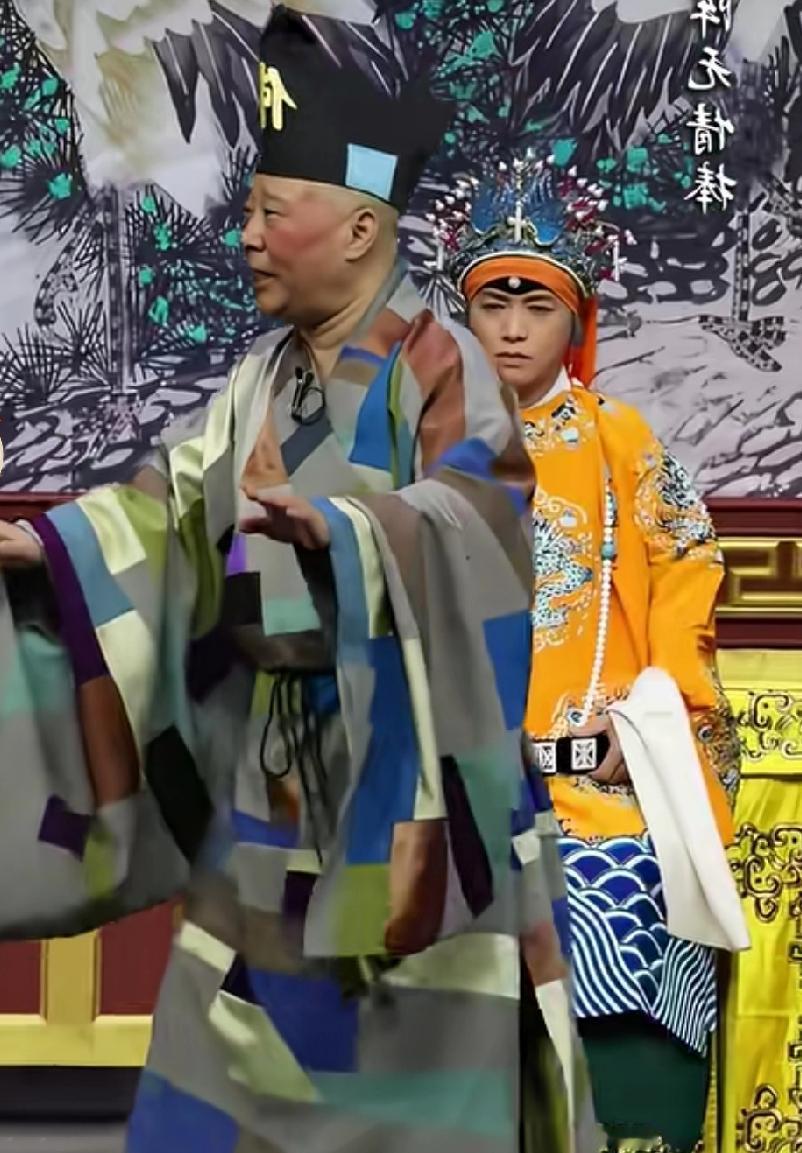 郭德纲那么有钱了，他挣的钱几辈子都花不完。还卖命演戏图的啥，在台上扮成丑角逗大家