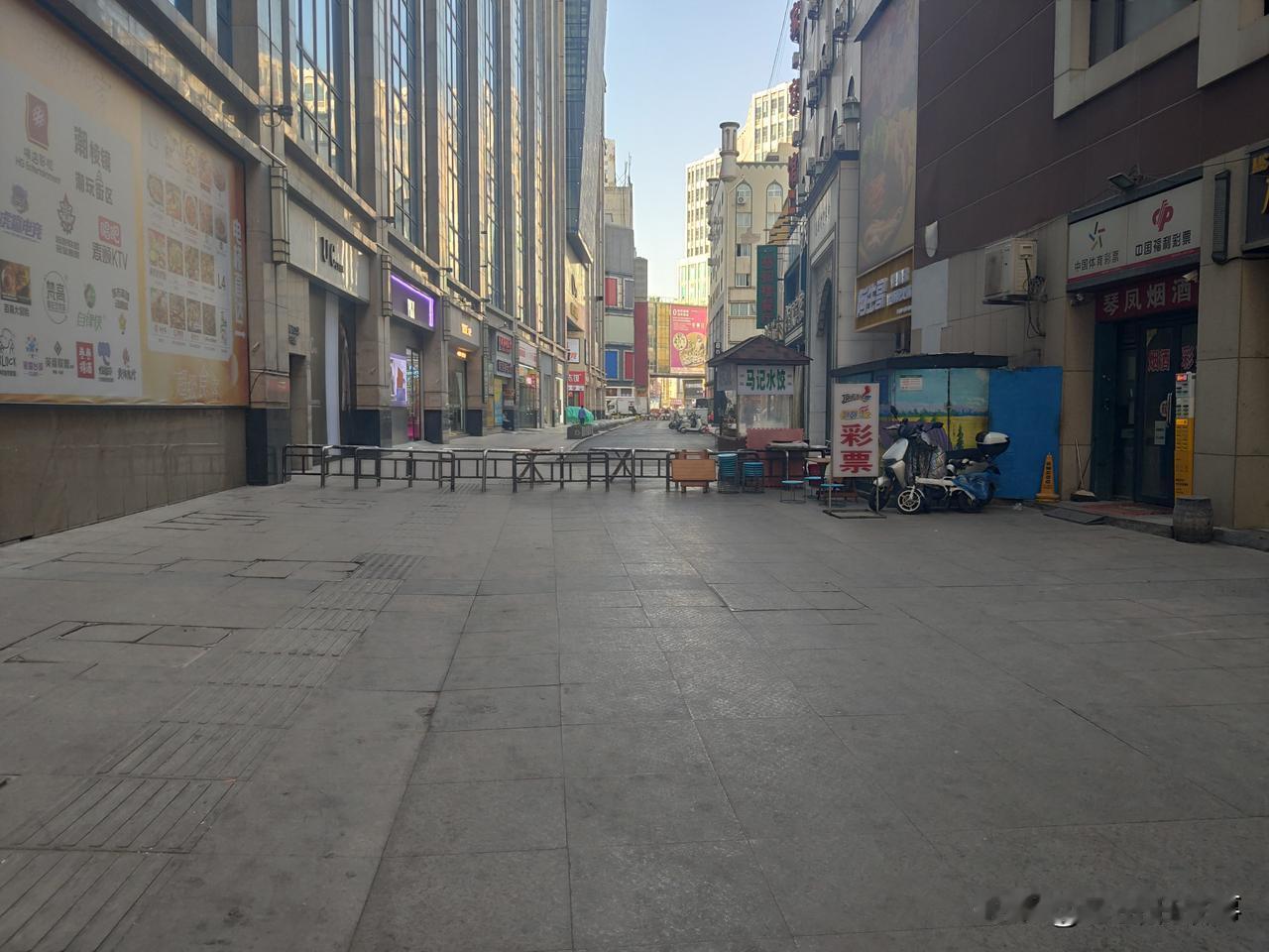 今天上午闲来无事，去火车站、大同路和德化步行街转了一圈儿，看到人不多，以前这个时