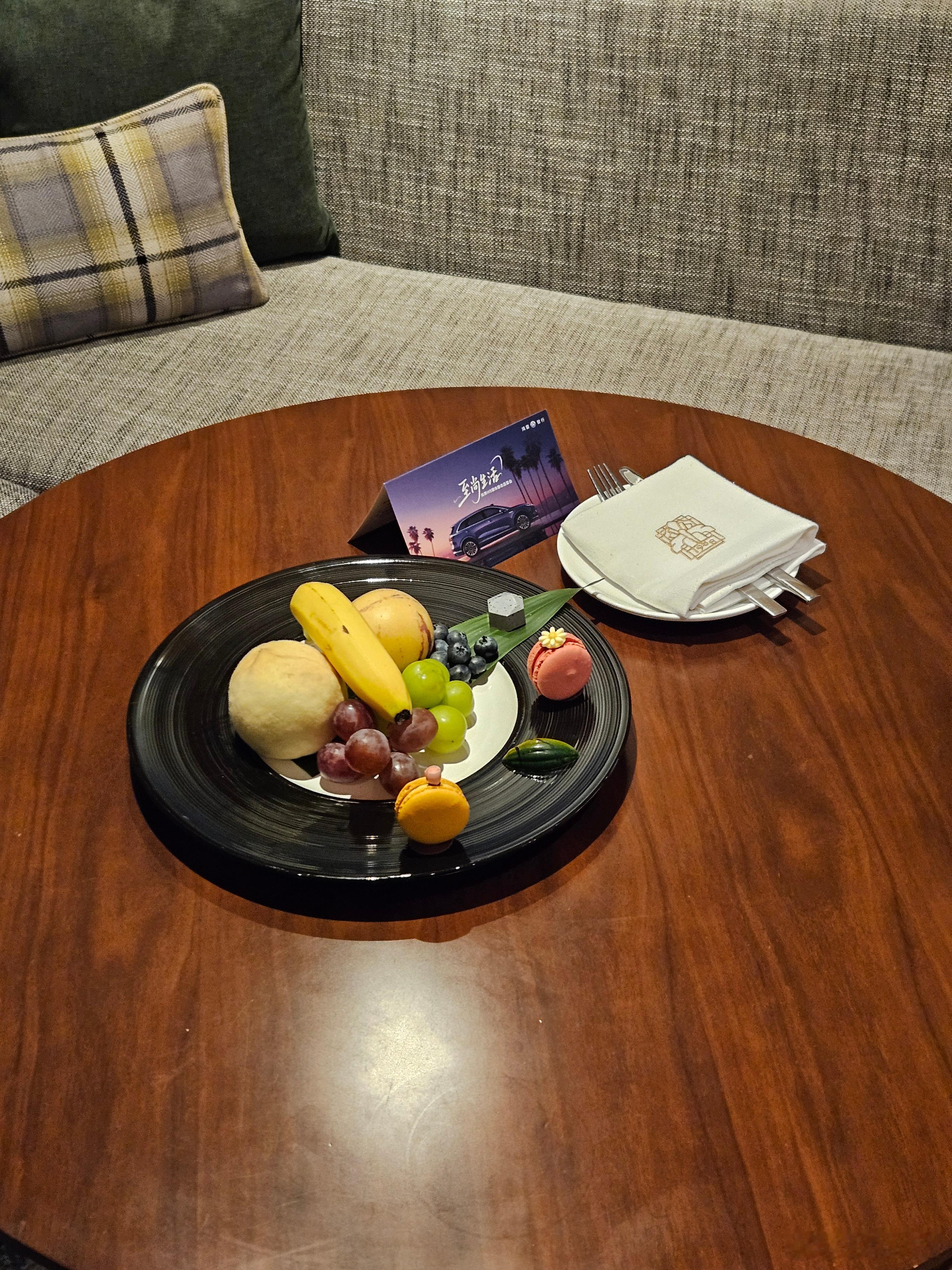 今天的尚界h5 静态品鉴，住希尔顿酒店，送了精致的水果摆盘，床是大床房，旁边有大